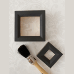 ミクロモザイク用に制作した手塗りの黒いミニ額縁と塗装用の刷毛の写真。立体作品が入る深さのあるフレーム