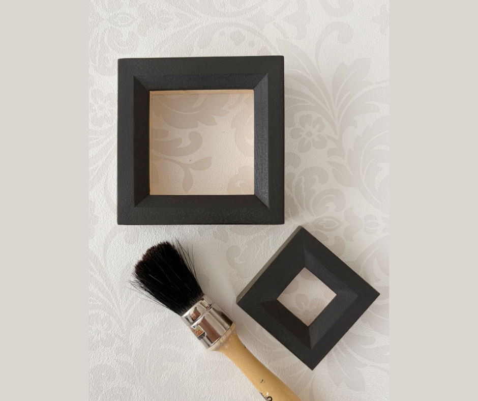 ミクロモザイク用に制作した手塗りの黒いミニ額縁と塗装用の刷毛の写真。立体作品が入る深さのあるフレーム