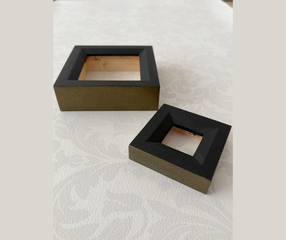 黒と金のカラーで仕上げたミクロモザイク用手塗りミニ額縁。深さのあるオーダーメイドフレームの側面デザイン